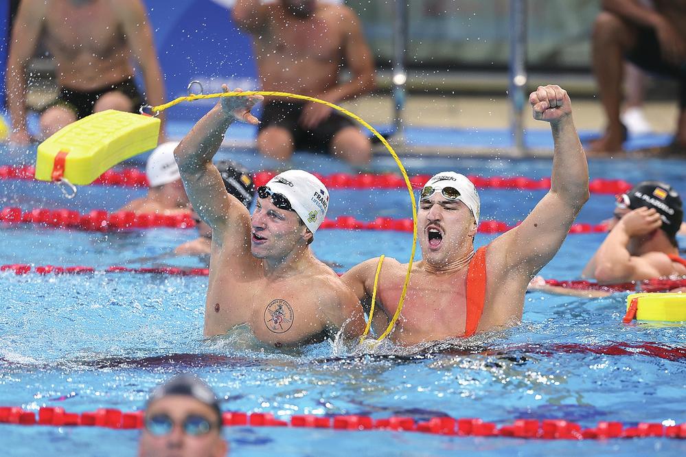 根据俱乐部, 男子, 友们一起战 根据俱乐部, 男子, 友们一起战