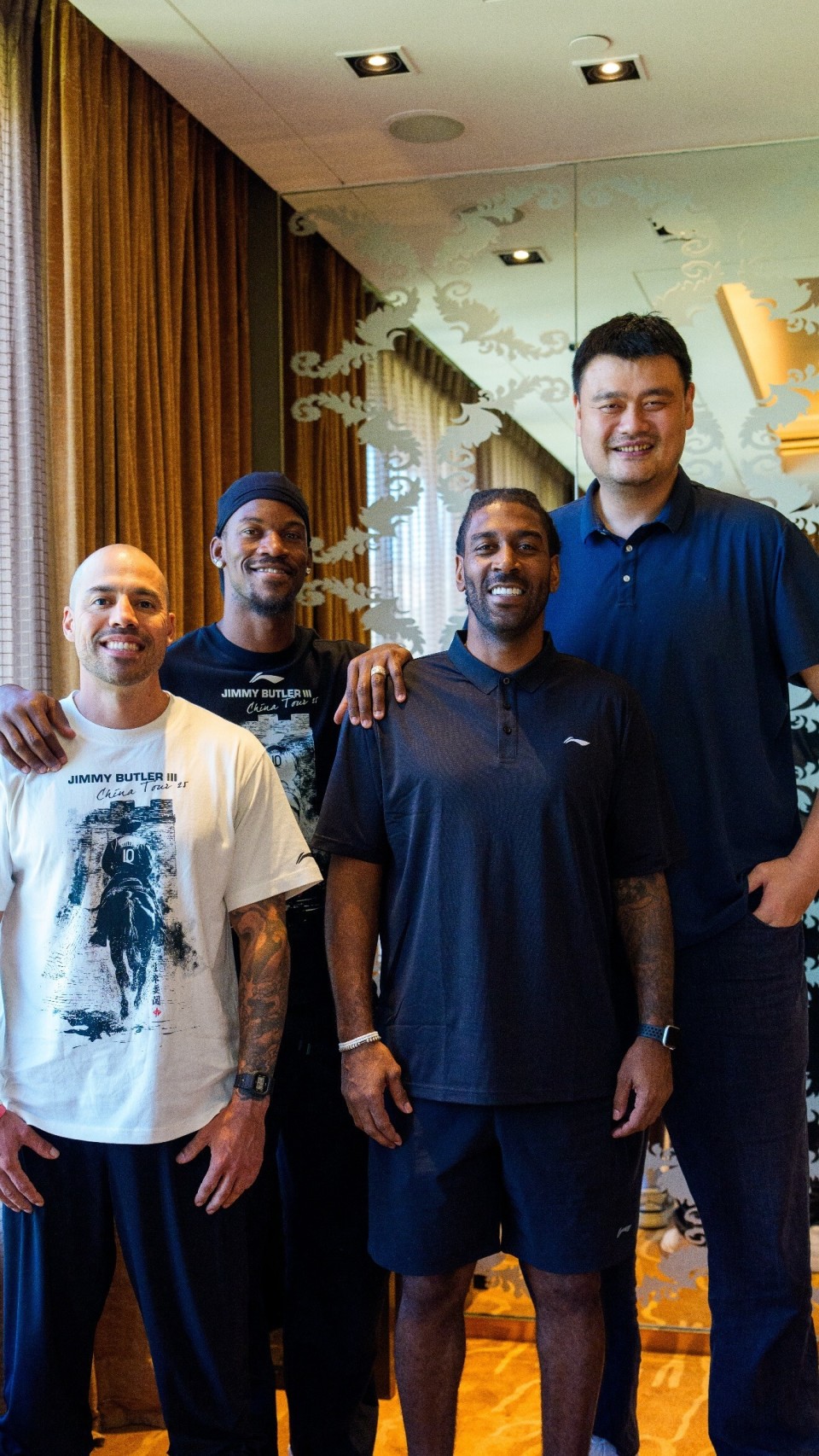 站在姚明身, 非常享受, YyuUL