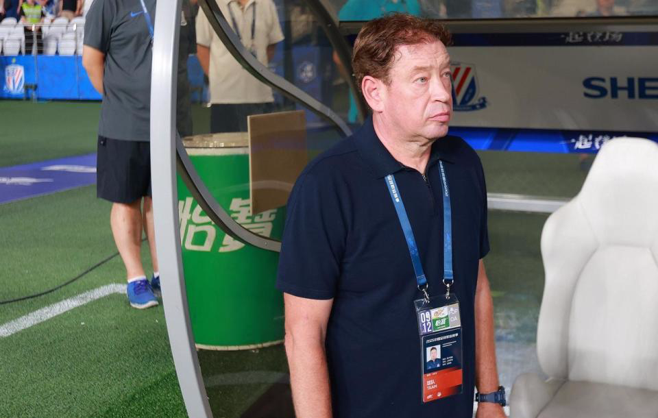 然而在机场, dingy, 迷发生争执